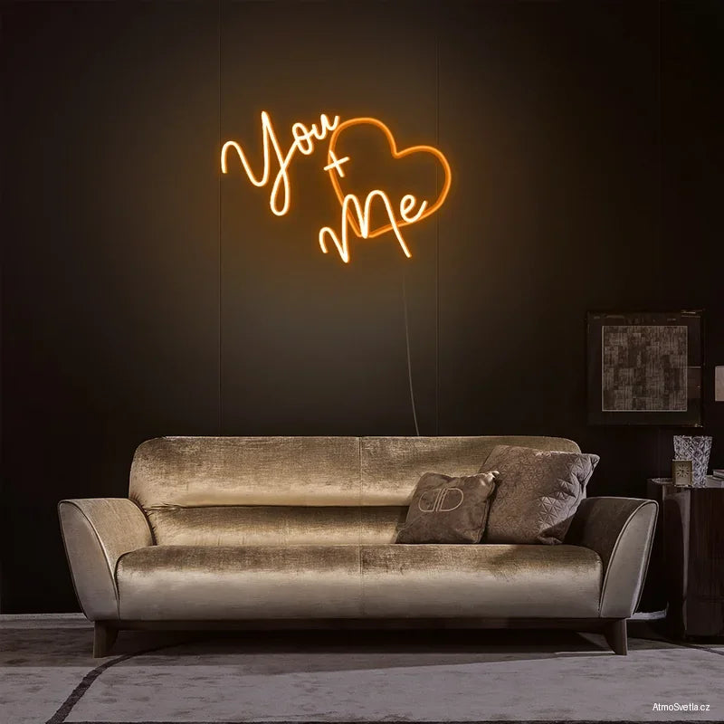 Oranžový LED neon You + Me jako stylové osvětlení a dekorace do obývacího pokoje.