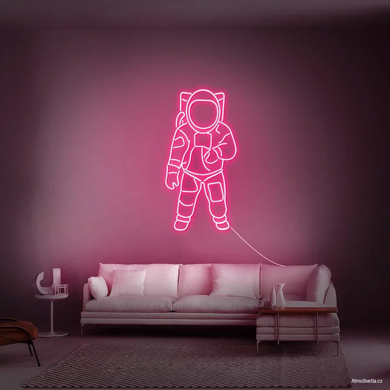 Růžový neonový nápis astronaut, originální LED dekorace do dětského pokoje.