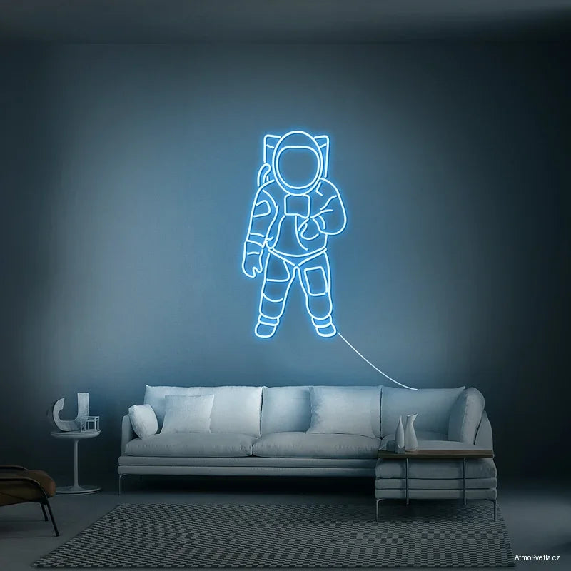Světle modrý LED neon astronaut, náladové osvětlení pro sci-fi fanoušky.