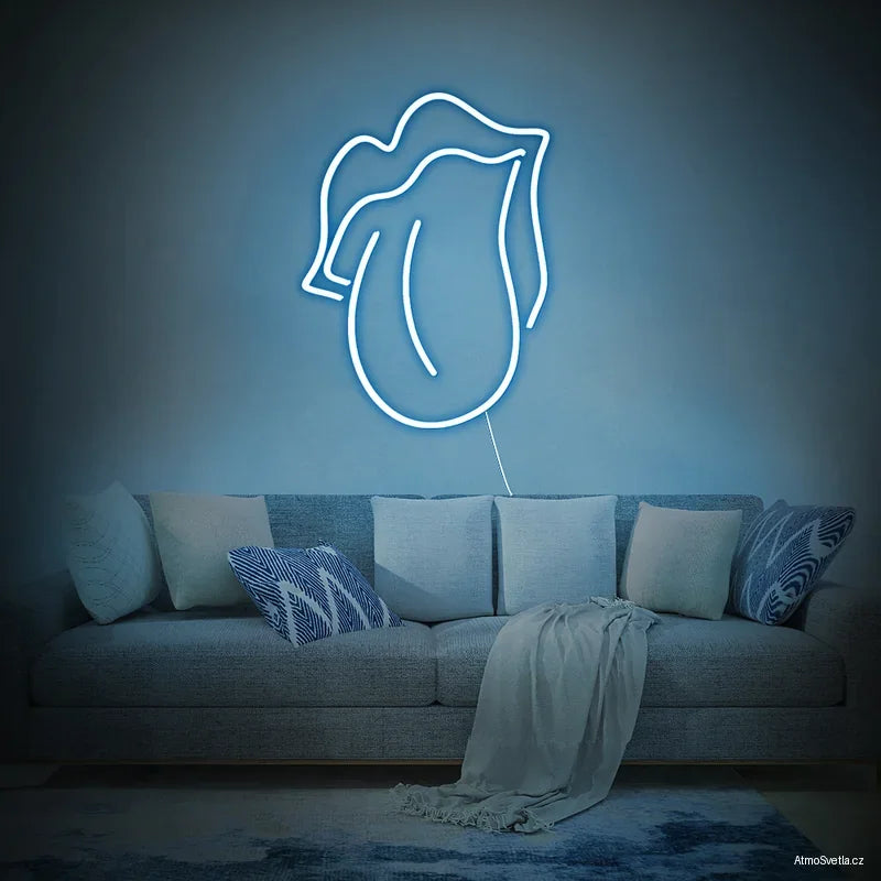 Světle modrý neonový nápis ústa s tesáky, cool osvětlení do gaming room.