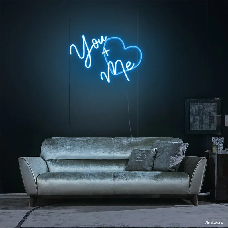 Světle modrý neonový nápis You + Me, originální LED dekorace pro osvětlení stěny.