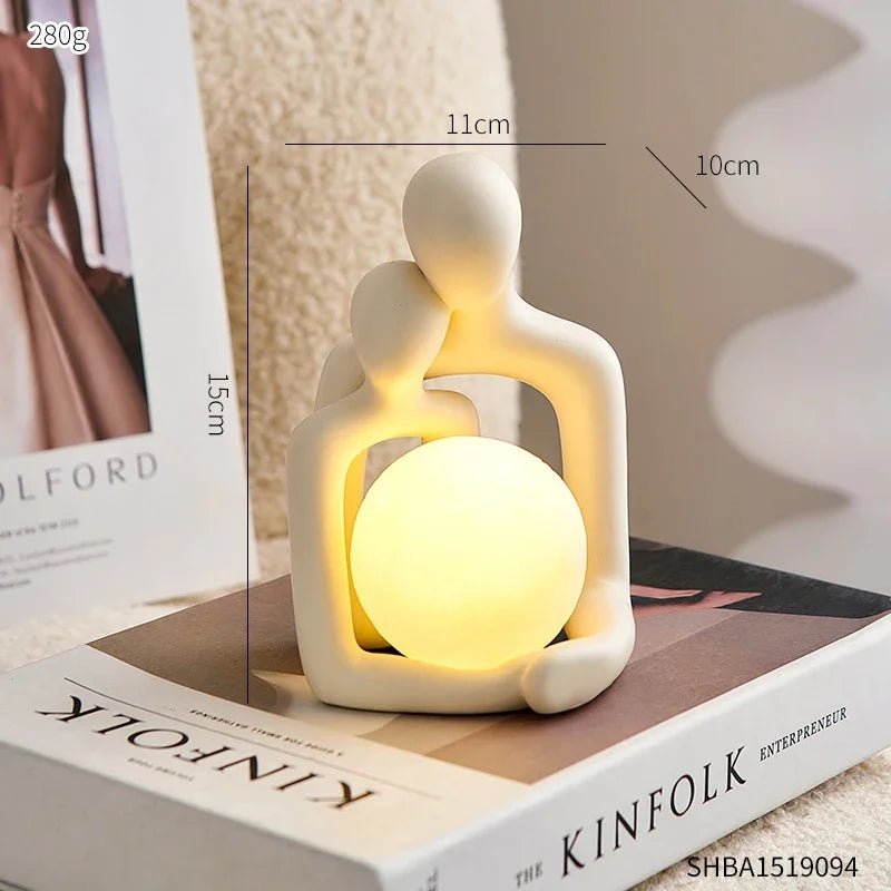 Keramická soška s LED světlem – milující pár v objetí STYLE B