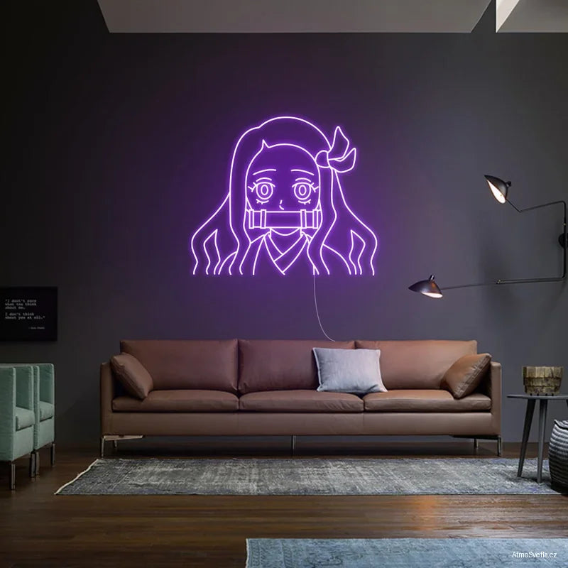 Fialový neonový nápis anime dívka, náladové osvětlení pro fanoušky mangy.