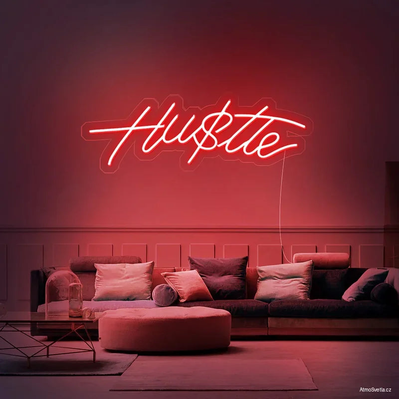 Červený svítící nápis Hustle, energetická dekorace a LED osvětlení na stěnu.
