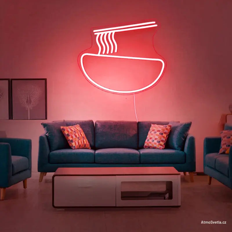 Červený neonový nápis Noodle bar, výrazná dekorace na zeď bistra.