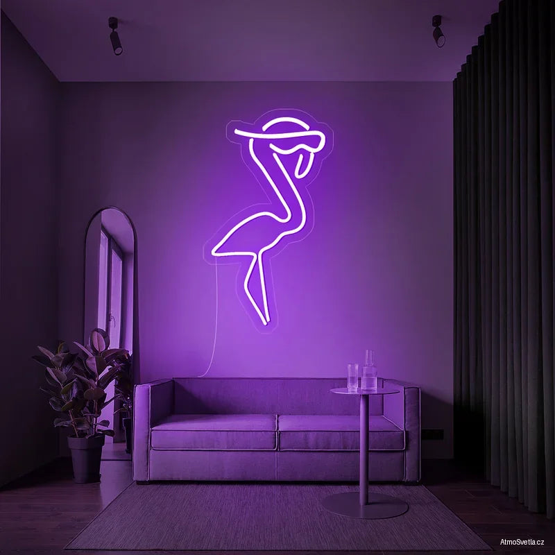 Fialový LED neon plameňák, futuristický tropický dekor do ložnice.