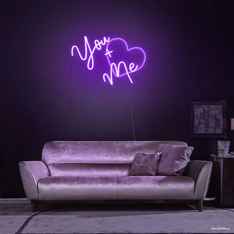 Fialový neonový nápis You + Me, trendová dekorace a náladové osvětlení do interiéru.