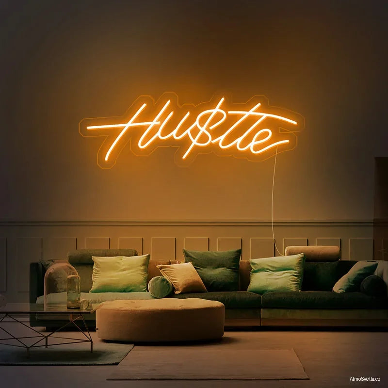 Oranžově zářící LED neon Hustle, stylová dekorace pro domácí kancelář nebo pracovnu.