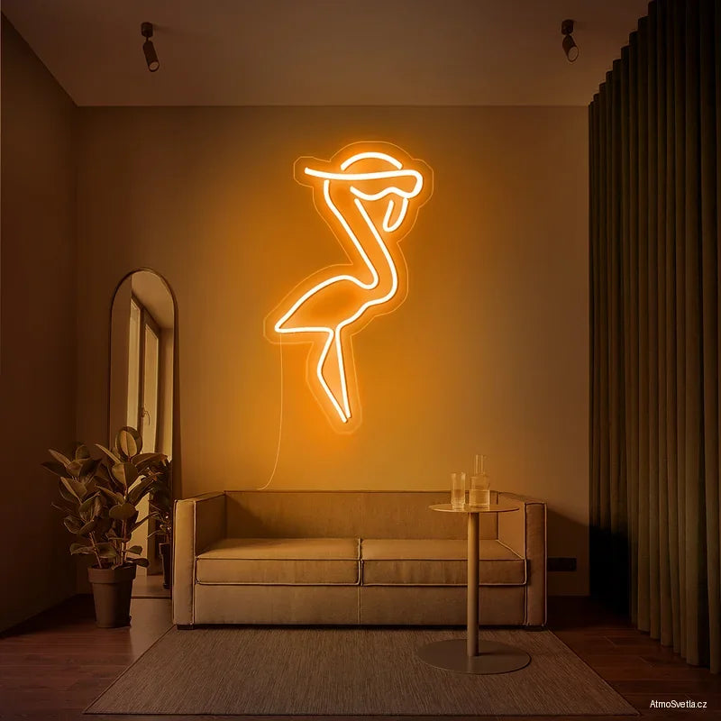 Oranžově svítící neon plameňáka, stylový tropický prvek pro váš interiér.