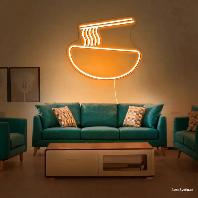 Oranžový neonový nápis Ramen s nudlemi, stylové osvětlení do restaurace.