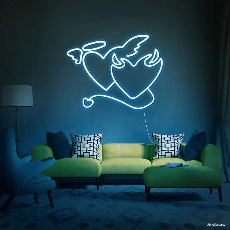 Moderní LED neon 2 srdce anděl a ďábel v modré barvě v interiéru se zelenou pohovkou.
