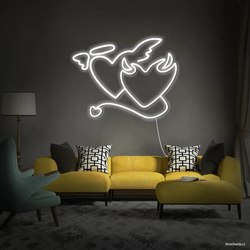 Bílý LED neon 2 srdce anděl a ďábel v minimalistickém interiéru s bílým světlem