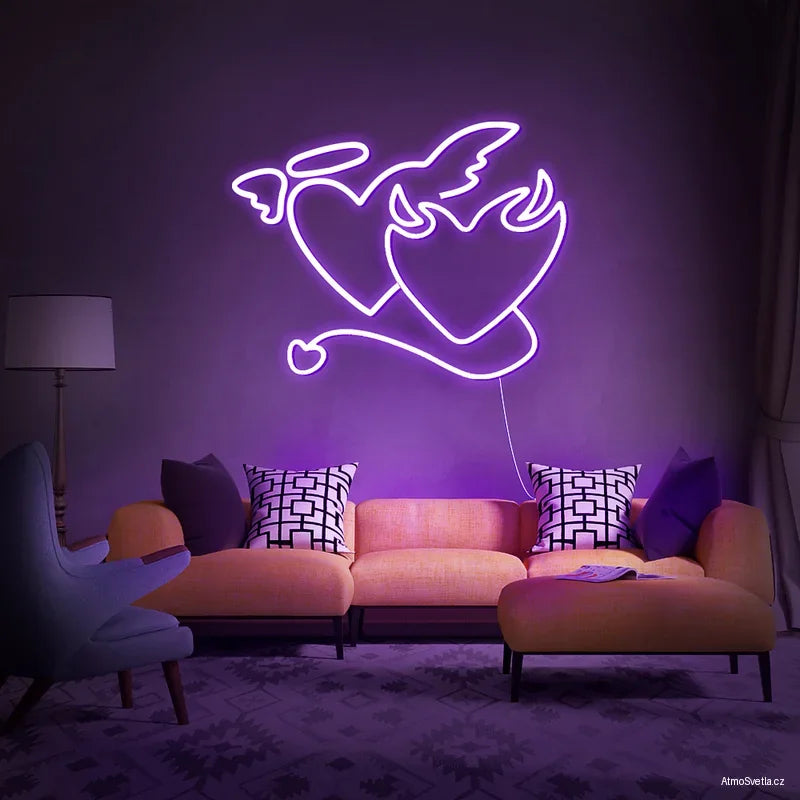 Fialový LED neon 2 srdce anděl a ďábel v luxusním fialovém interiéru s růžovou pohovkou.