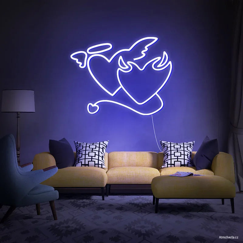 Modrofialový LED neon anděl a ďábel – magické osvětlení v tmavě modrém obýváku.
