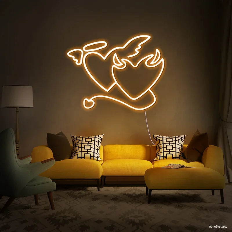 LED neon 2 srdce anděl a ďábel v teplé žluté barvě v moderním obývacím pokoji s žlutou pohovkou.