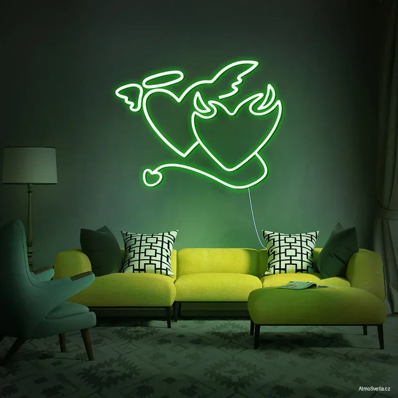 Zelený LED neon 2 srdce anděl a ďábel v moderním interiéru se zelenou pohovkou.
