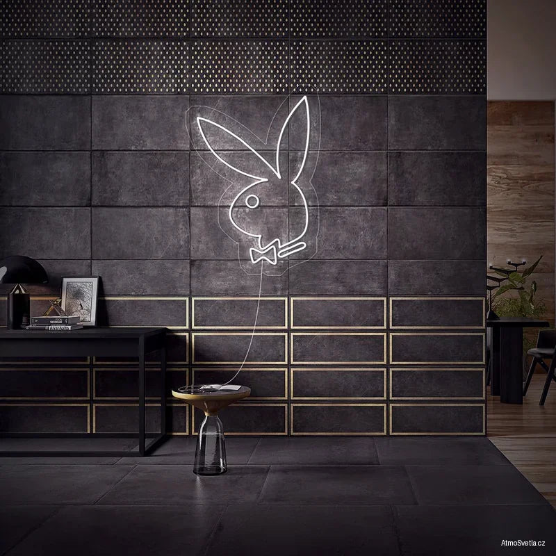 Elegantní bílá LED dekorace ve tvaru zajíčka Playboy nad designovým stolkem.