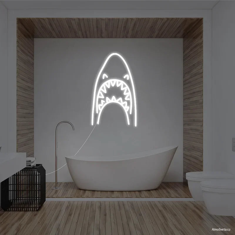 Minimalistický bílý LED neon žralok jako stylové osvětlení do koupelny.