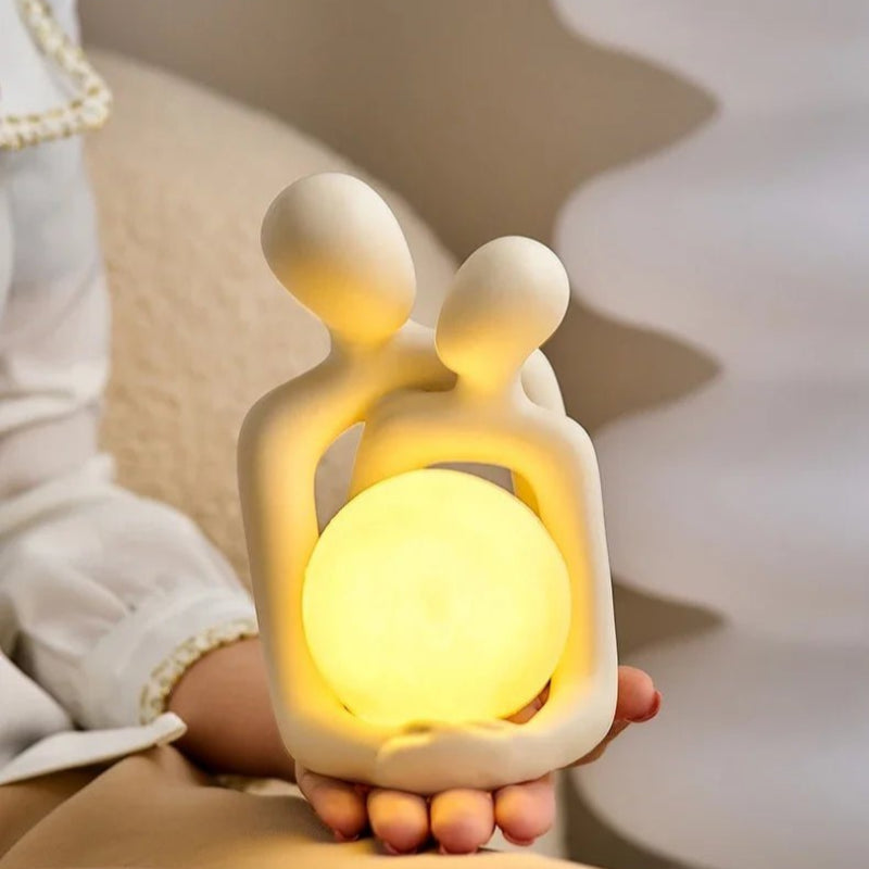 Keramická soška s LED světlem – milující pár v objetí STYLE A