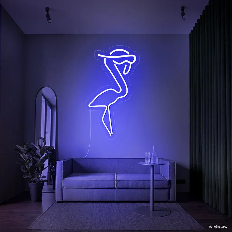 Modrý neonový nápis plameňák se slunečními brýlemi, cool dekorace pro bar.