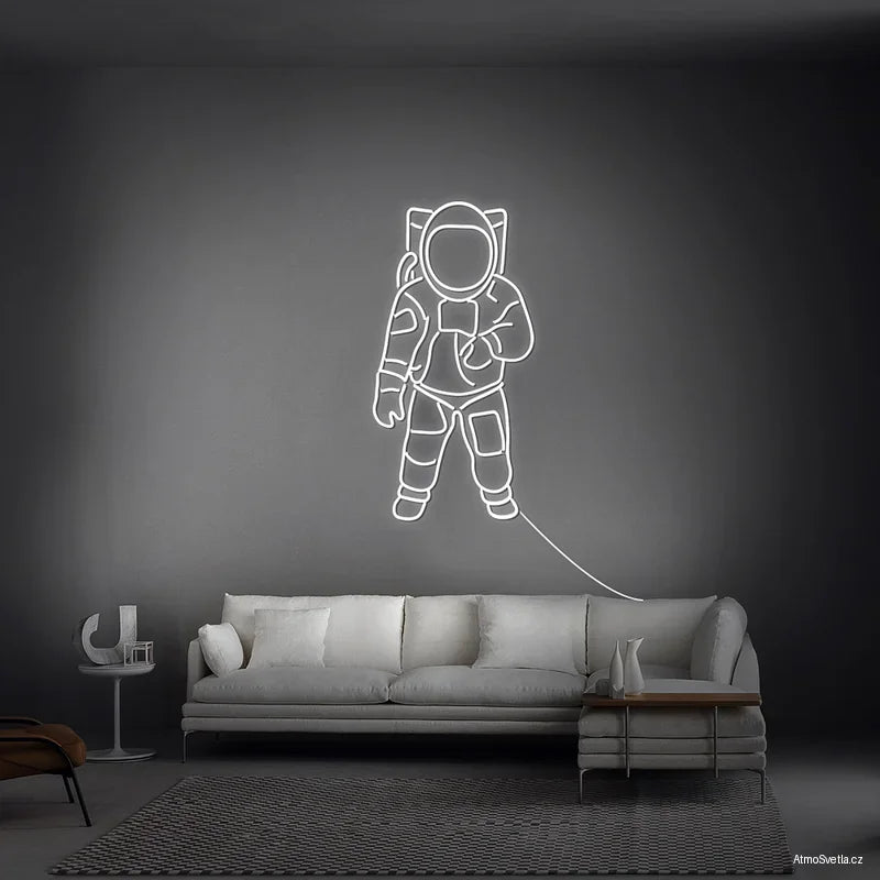Bílý LED neonový nápis stojícího astronauta, moderní světelná dekorace na zeď.