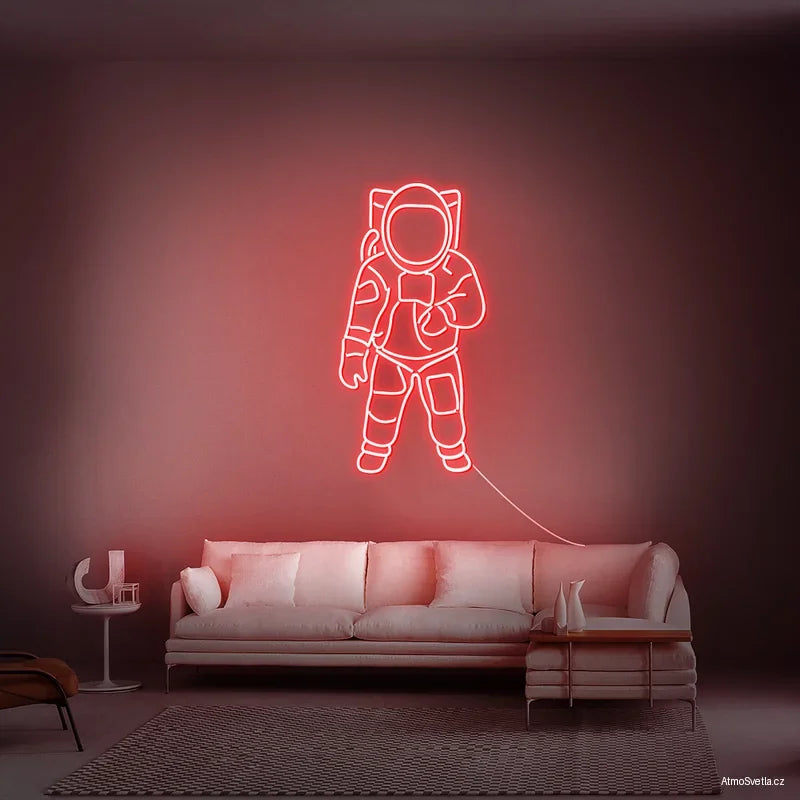 Červený svítící neon astronauta, energetický doplněk pro bary a kluby.