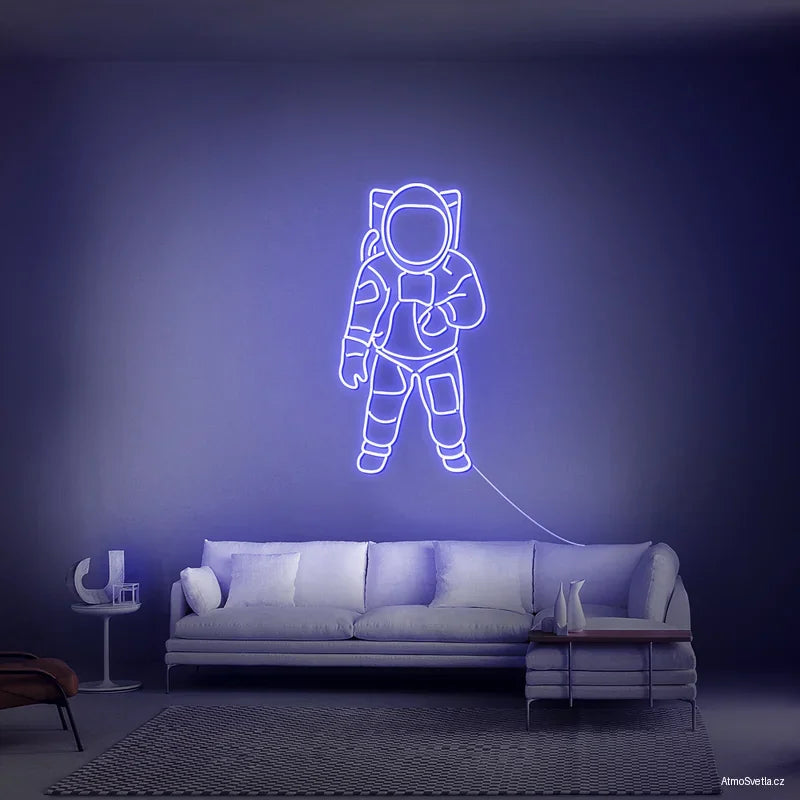 Modrý svítící neon astronauta, cool dekorace pro gaming room a streamery.