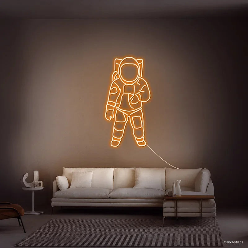 Oranžový LED neon astronaut, stylový vesmírný prvek pro herní koutek.