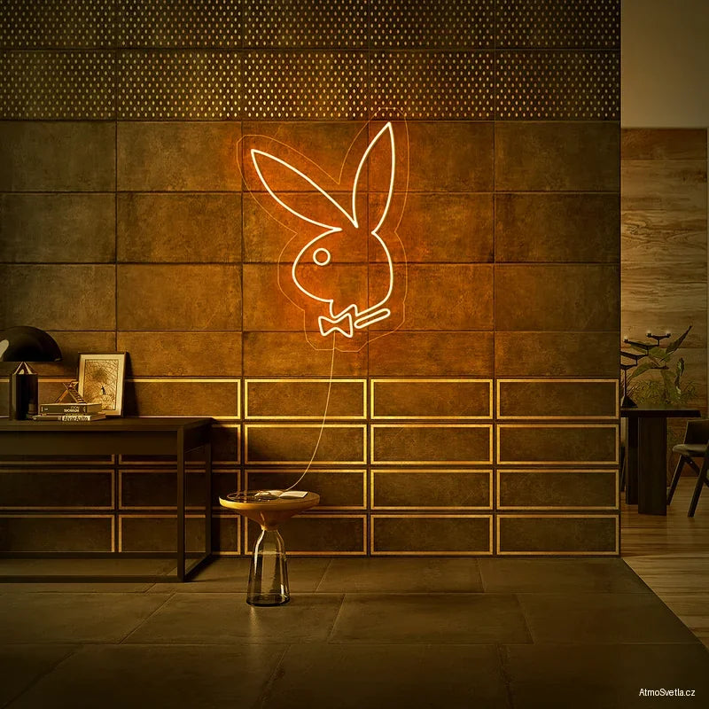 Oranžový svítící neon Playboy jako stylové osvětlení do obývacího pokoje.