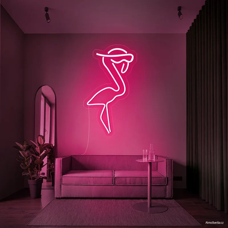 Růžový neonový plameňák v brýlích, ikonická dekorace pro bary a party.