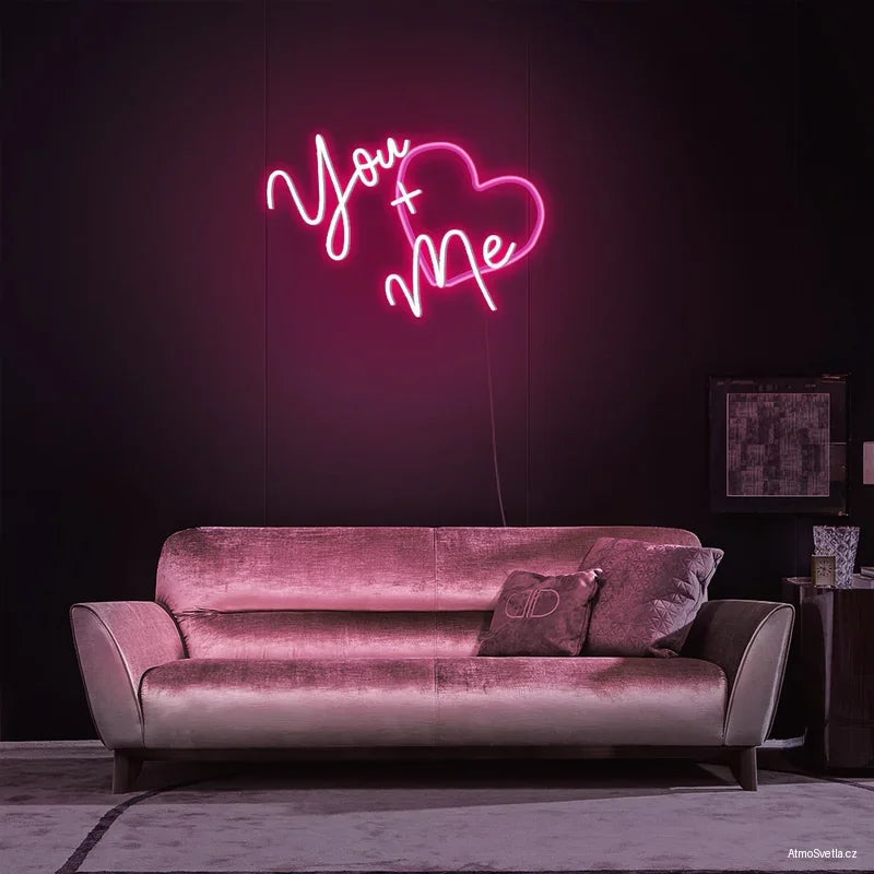 Růžový neonový nápis You + Me, romantická dekorace na zeď ideální do ložnice nebo na svatbu.