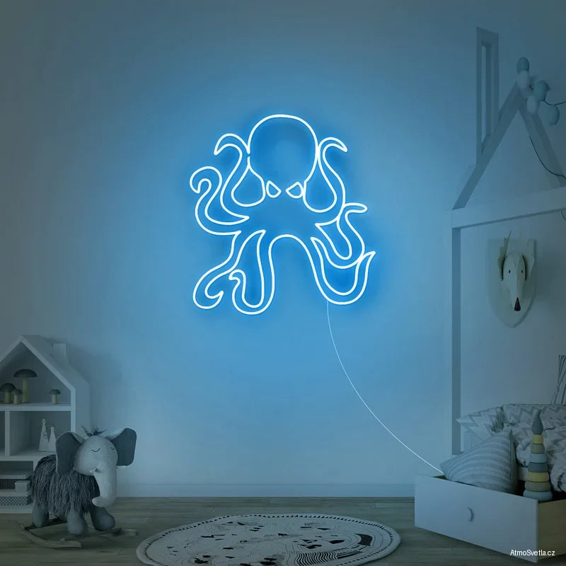 Světle modrá neonová chobotnice, náladové osvětlení s mořským motivem.