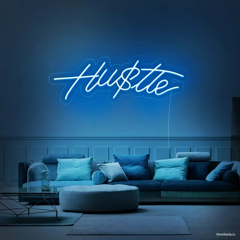hustle-dekorace.webp	Světle modrý LED neon Hustle, náladové osvětlení pro moderní bytový design.