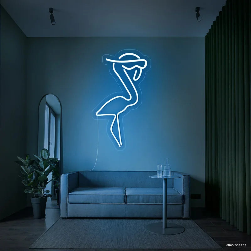 Světle modrý LED neon plameňák, náladové osvětlení s letní tématikou.