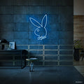 Světle modrý neonový nápis zajíčka Playboy, ideální dekorace do herny nebo baru.