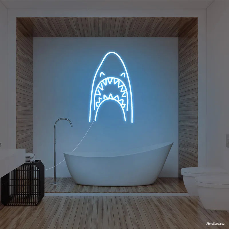 Světle modrý neon žralok evokující mořskou hladinu, skvělý doplněk k vaně.