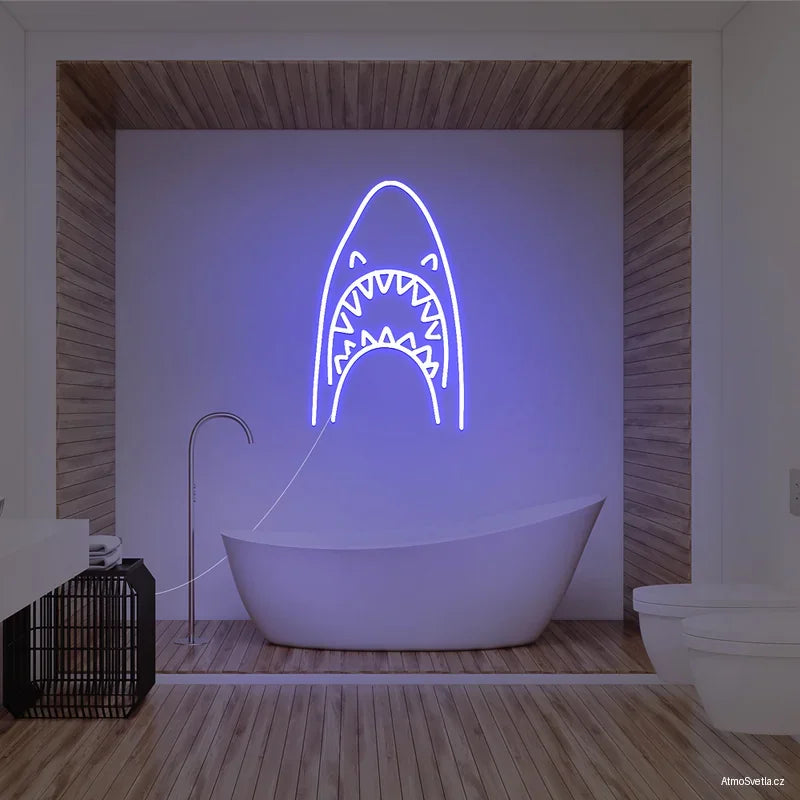 Tmavě modrý LED neon žraloka vytvářející hlubokou relaxační atmosféru.