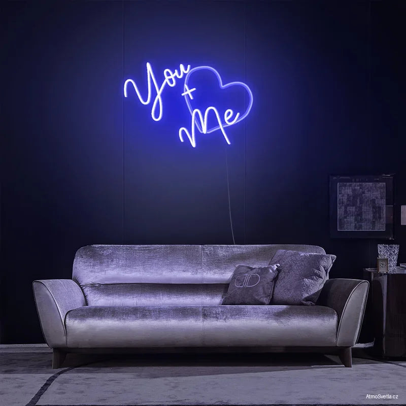 Tmavě modrý neon You + Me se srdíčkem, elegantní světelný prvek do moderního bytu.