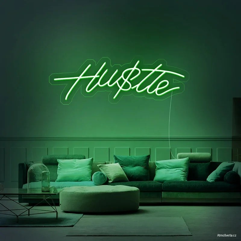 Zelený neonový nápis Hustle na zeleném pozadí, stylový doplněk pro herní kout.