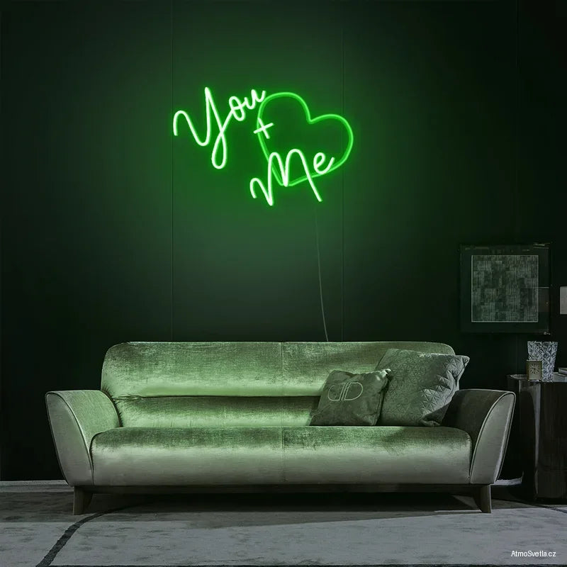 Zelený svítící neonový nápis You + Me se srdcem, moderní doplňek pro stylový interiér.