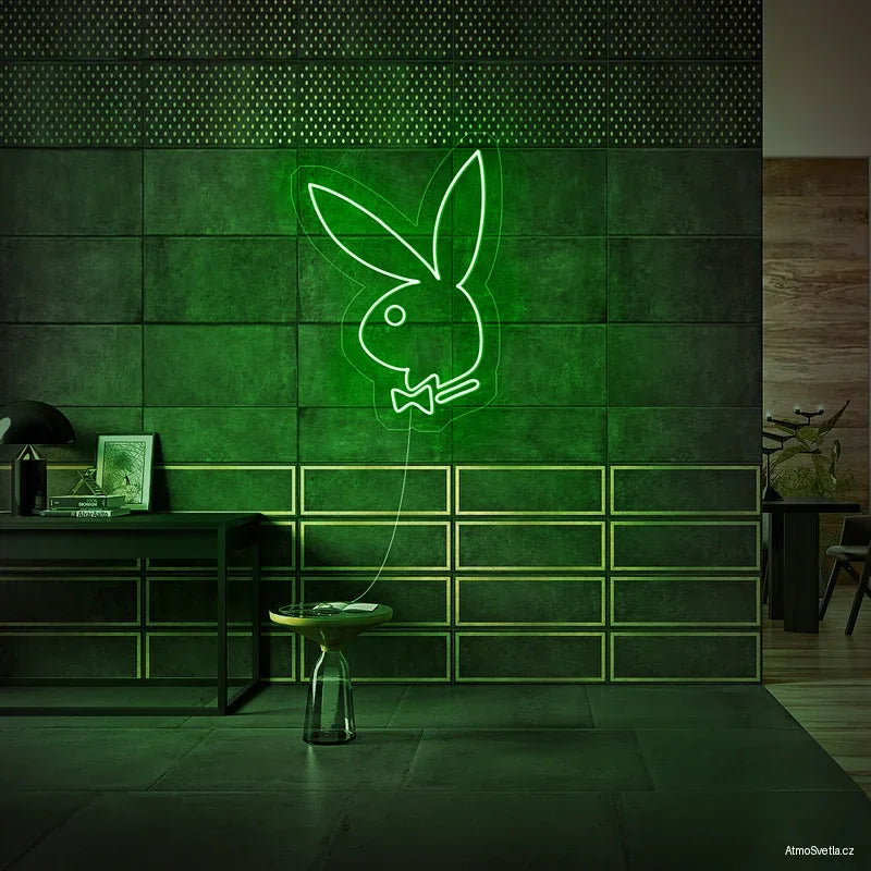 Zeleně svítící neonová dekorace Playboy zajíček pro moderní bytový design.