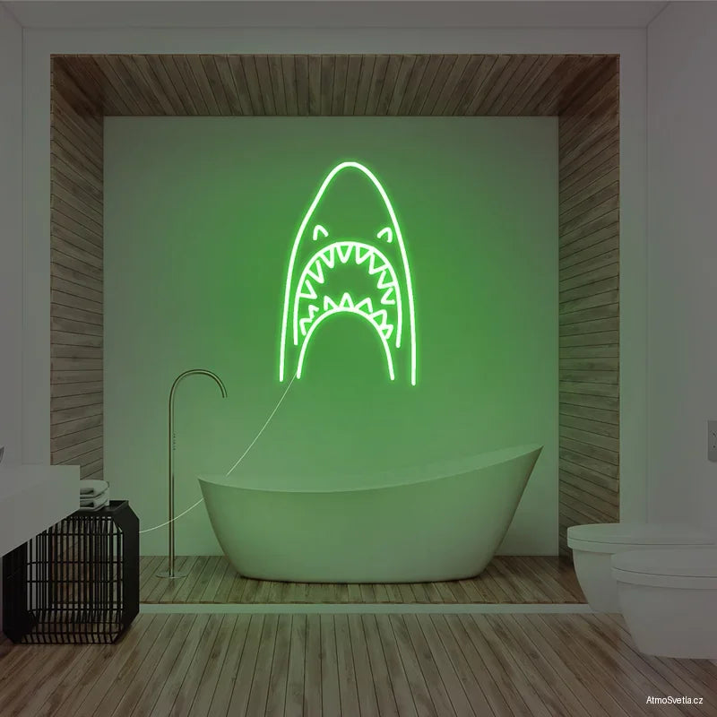 Zelený neonový nápis žraloka pro originální atmosférické osvětlení.