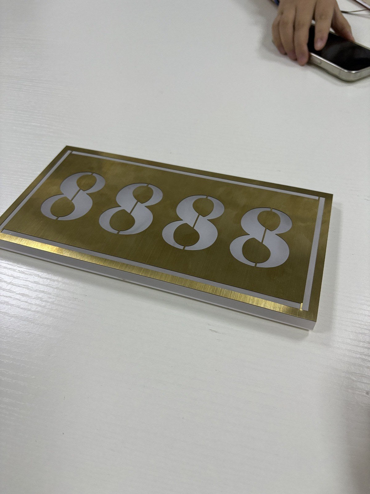 Kovová tabulka se zlatým kartáčovaným povrchem a čísly 8888