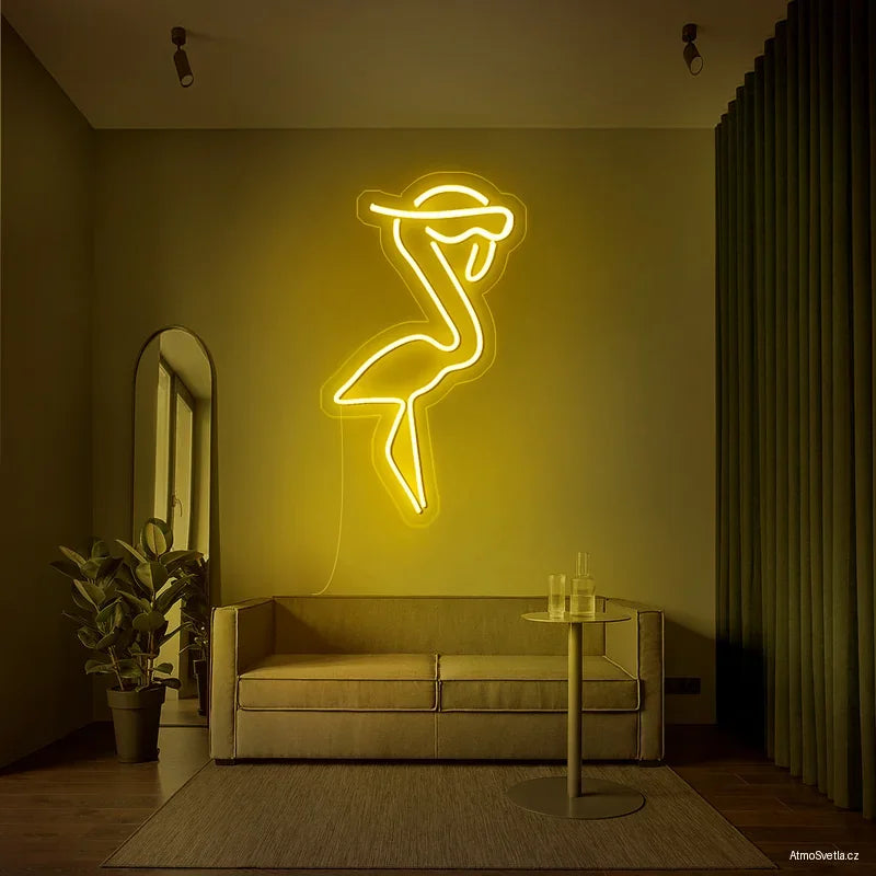 Žlutý neonový nápis plameňák, zářivá letní dekorace do dětského pokoje.