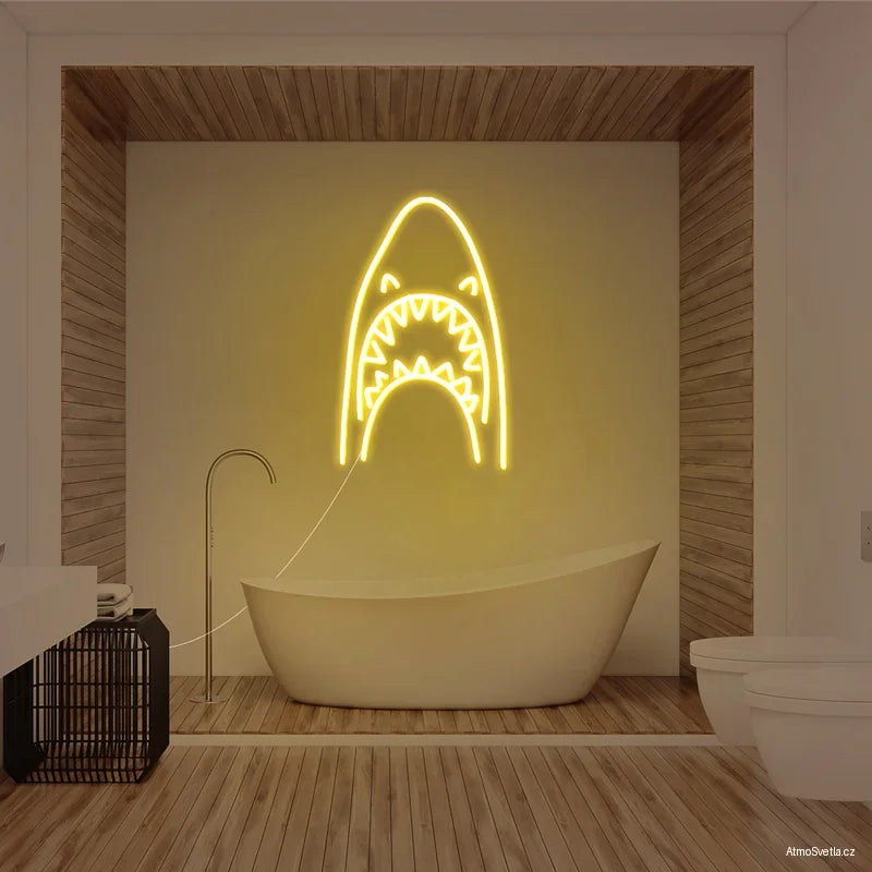 Žlutý LED neonový symbol žraloka zářící v elegantní koupelně s dřevěným dekorem.