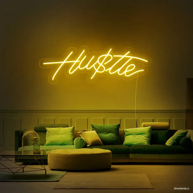 Žlutý neon Hustle se zářivým efektem, ideální pro motivaci v pracovním prostoru.